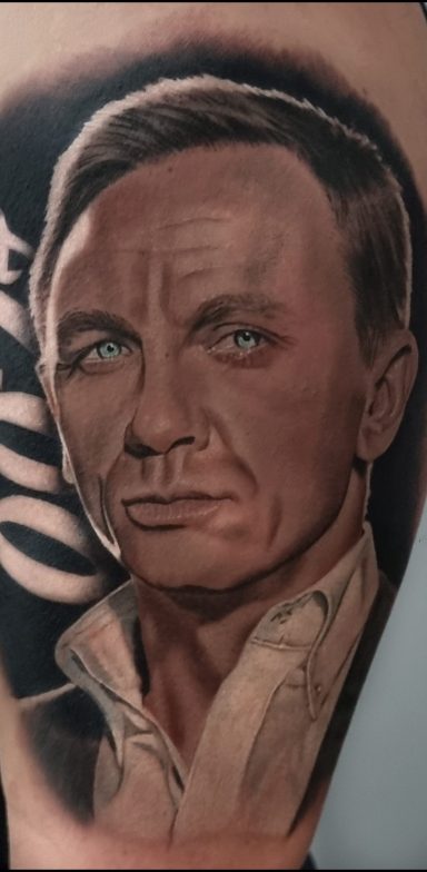 Alex Beltza Tattoowierter Mann mit Bart, lächelt und trägt eine Cap.marburg tattoo, tattoo marburg, tattoo studio marburg